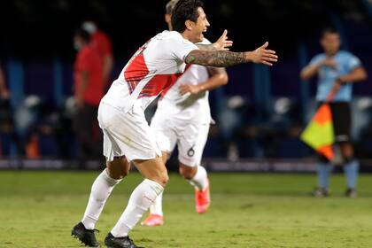 Gianluca Lapadula, de Perú, festeja luego de conseguir el segundo tanto de su equipo ante Paraguay, durante un partido de la Copa América, realizado el viernes 2 de julio de 2021, en Goiania, Brasil (AP Foto/Eraldo Peres)