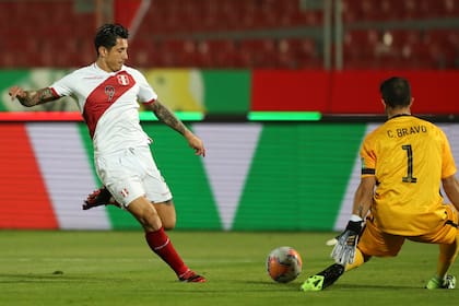 Lapadula define ante Claudio Bravo; el viernes debutó en Perú frente a Chile