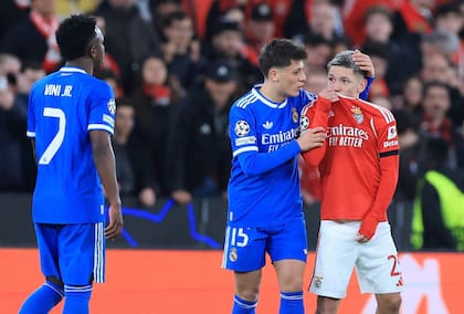Gianluca Prestianni se cubre la boca mientras, supuestamente, insulta a Vinícius Júnior en el polémico Benfica vs. Real Madrid de Champions League de este año, por el que UEFA suspendió al argentino; ahora FIFA expulsará a los futbolistas que confronten cubriéndose los labios