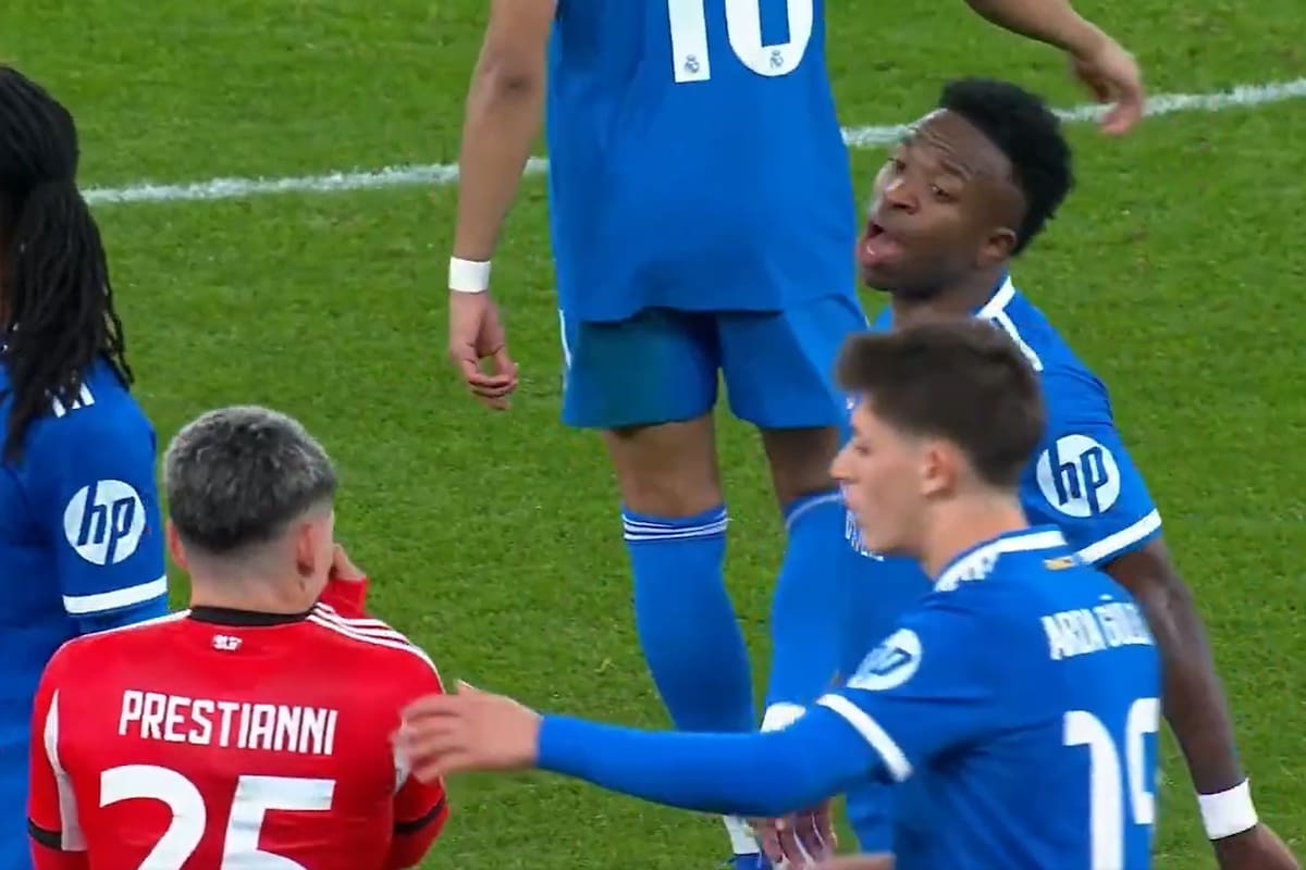 Gianluca Prestianni se tapa la boca con la camiseta y le diría un insulto racista a Vinícius Júnior en Benfica 0 vs. Real Madrid 1, por la Champions League.