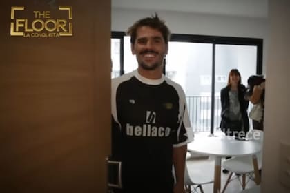 Gianluca recibió las llaves del departamento que ganó en Los 8 escalones; este lunes 7 de octubre se nombrará otro ganador en su mismo edificio (Foto: Captura de TV / eltrece)