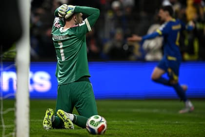 Gianluigi Donnarumma, el arquero italiano, que sólo pudo adivinar el último penal, que finalmente ingresó y significó la clasificación de Bosnia y Herzegovina al Mundial