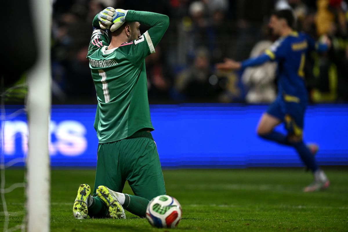 Gianluigi Donnarumma se toma la cabeza tras el último penal que convirtió Bosnia y Herzegovina; Italia queda eliminada y no jugará el Mundial, por tercera vez seguida.
