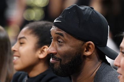 Gianna y Kobe Bryant se dirigían a su academia de deportes para asistir a un torneo de básquetbol junto a otros seis pasajeros.