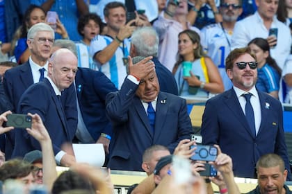 Gianni Infantino, Claudio Tapia y Alejandro Domínguez mirando el partido