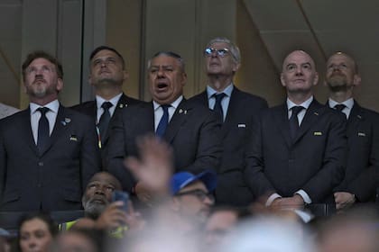 Gianni Infantino (der.) tiene el respaldo de Alejandro Domínguez (izq.), presidente de la Conmebol, y Claudio "Chiqui" Tapia, presidente de la AFA, para la reelección en 2027 en la FIFA