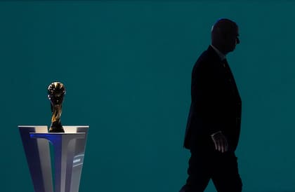 Gianni Infantino, el poderoso dirigente de la FIFA, está padeciendo muchos cuestionamientos y se encuentra enfrentado con la UEFA