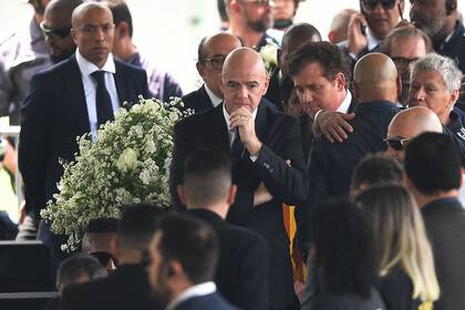 Gianni Infantino en Vila Melmiro, durante la despedida a Pelé; a su lado, Alejandro Domínguez, presidente de la Conmebol
