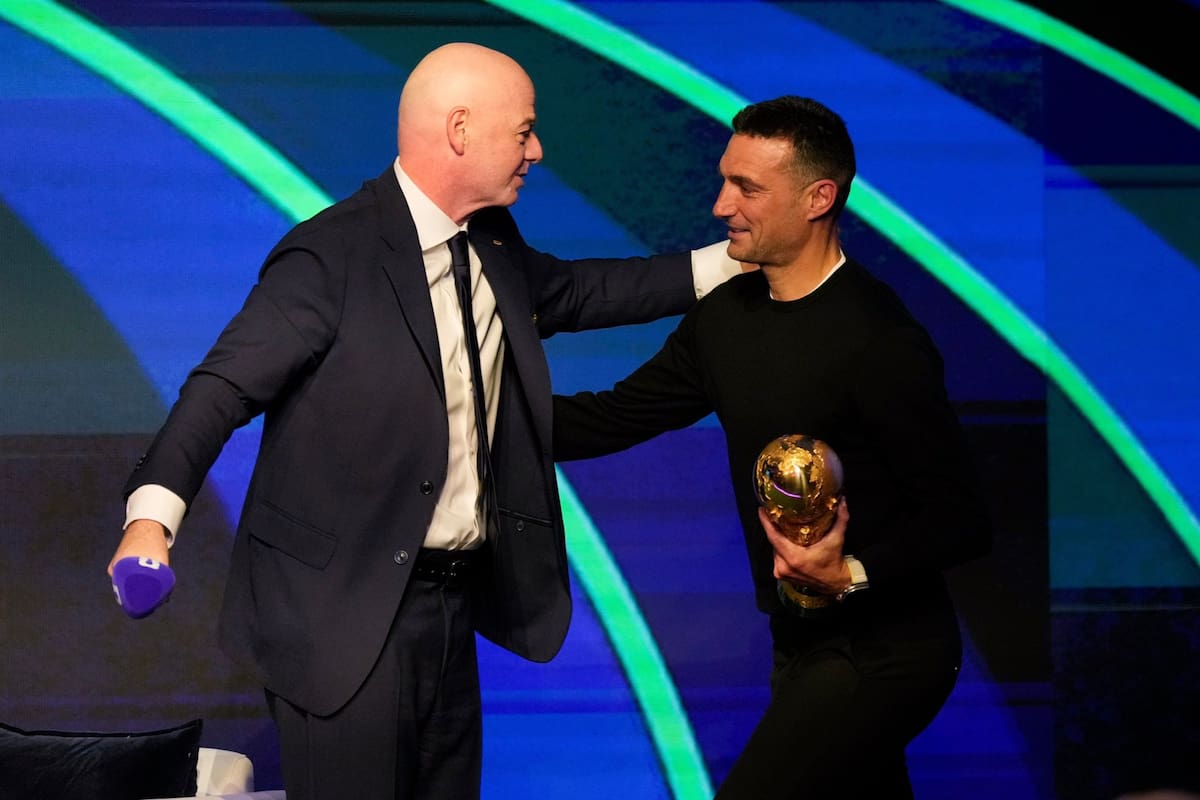 Gianni Infantino le dio la copa a Lionel Scaloni en el evento de este sábado en Washington