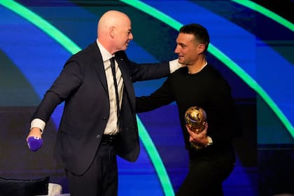 Gianni Infantino le dio la copa a Lionel Scaloni en el evento de este sábado en Washington