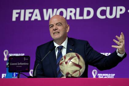 Gianni Infantino mantiene un foco de conflicto pese a su mensaje de no seguir adelante con el plan de sumar socios al proyecto del Mundial 2030