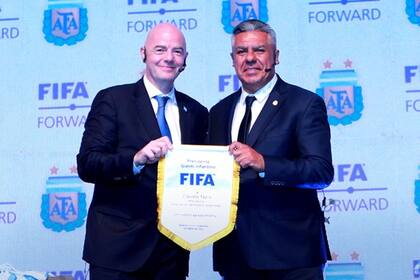 Gianni Infantino, presidente de la FIFA, junto a Claudio Chiqui Tapia, titular de la AFA