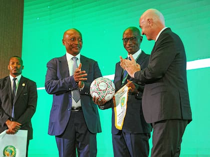 Gianni Infantino, presidente de la FIFA, junto a Patrice Motsepe (presidente de la Confederación Africana) y a Mario Semedo, presidente de la Federación de Cabo Verde