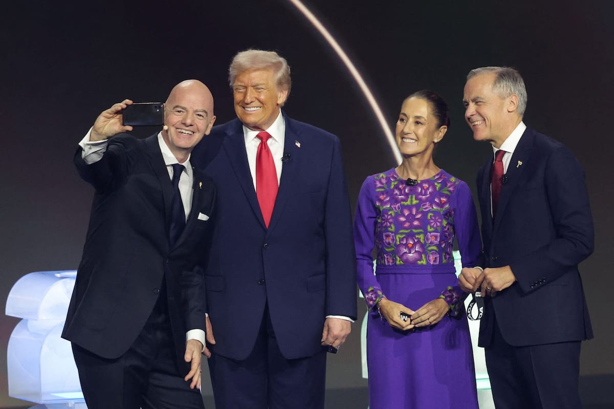 Gianni Infantino, presidente de la FIFA, mete una selfie en el sorteo del Mundial con Donald Trump, presidente de los Estados Unidos, Claudia Sheinbaum, presidenta de México y Mark Carney, el primer ministro de Canadá