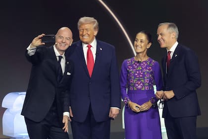Gianni Infantino, presidente de la FIFA, mete una selfie en el sorteo del Mundial con Donald Trump, presidente de los Estados Unidos, Claudia Sheinbaum, presidenta de México y Mark Carney, el primer ministro de Canadá