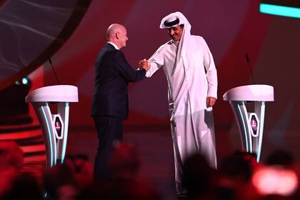 Gianni Infantino, presidente de la FIFA, saluda al Sheikh Tamim bin Hamad Al Thani, emir de Qatar, en el inicio del sorteo del Mundial