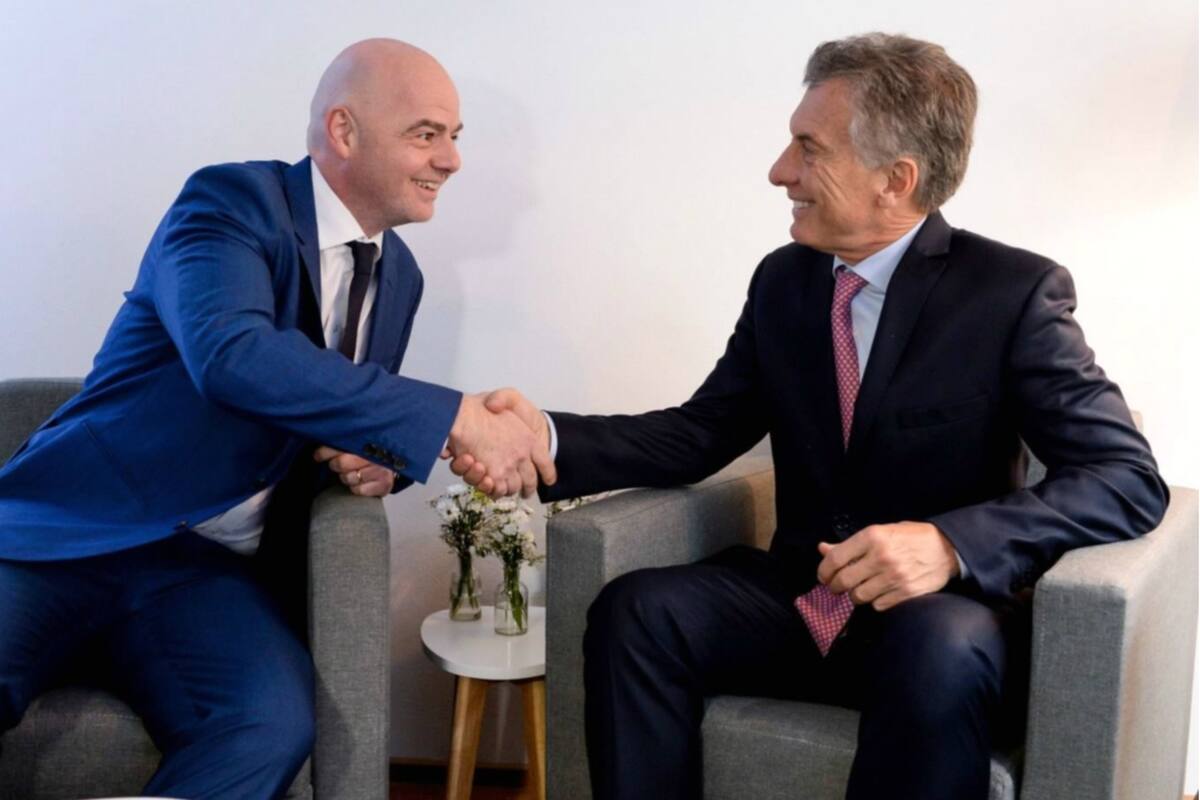 Gianni Infantino saluda a Mauricio Macri; el dirigente defendió la designación del ex presidente en la Fundación FIFA