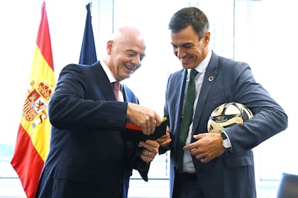 Gianni Infantino y el el presidente español Pedro Sánchez, se encontraron en Nueva York y allí el mandatario le aseguró al titular de la FIFA que la candidatura de España, Portugal y Marruecos era "sólida y ambiciosa".