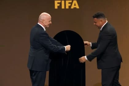 Gianni Infantino y Ronaldo revelaron cómo es el trofeo que se entregará en el Mundial de Clubes