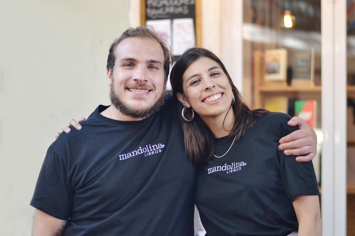Gianni Lucas Crisci y Valentina Zelaya, oriundos del sur de la provincia de Buenos Aires y pujantes libreros de Mandolina, en Belgrano