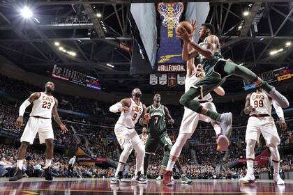 Giannis Antetokounmpo, debajo del tablero