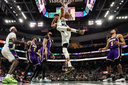 Giannis Antetokounmpo, de los Bucks de Milwaukee, encesta en el partido del miércoles 17 de noviembre de 2021, ante los Lakers de Los Ángeles (AP Foto/Morry Gash)