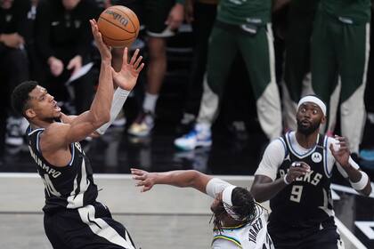 Giannis Antetokounmpo enfrenta una gran pregunta: ¿quedarse o irse de Milwaukee?