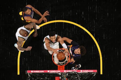 Giannis Antetokounmpo está volviéndose dominante en la final de la NBA frente a Phoenix Suns y acerca a Milwaukee Bucks a su segunda conquista, 50 años después de la primera.