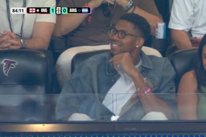 Giannis Antetokounmpo, estrella de la NBA, dijo presente en el histórico partido