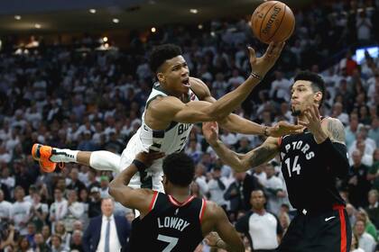 Giannis Antetokounmpo, joya de Milwaukeelos Bucks, tiene mejores registros en algunos rubros que LeBron James y Shaquille O’Neal