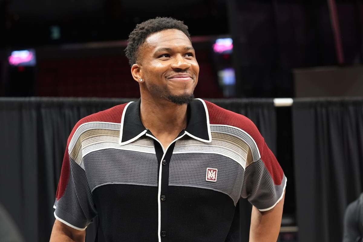 Giannis Antetokounmpo sonríe tras una conferencia de prensa en la que fue presentado como nuevo juga