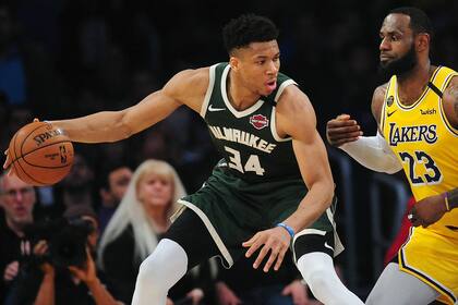 Giannis Antetokounmpo, el mejor defensor de la temporada pasada, frente a LeBron James
