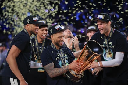 Giannis Antetokounpo, Damian Lillard y Brook López, festejan tras ganar la final de la NBA Cup ante Oklahoma City Thunder en diciembre de 2024, en Las Vegas (AP Foto/Ian Maule)