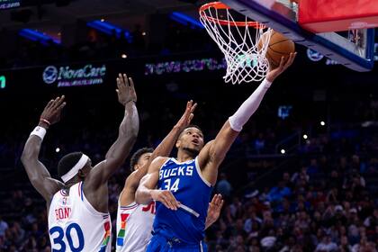 Giannis logra 35 puntos, 20 asistencias y 17 rebotes en victoria de Bucks 126-113 sobre 76ers