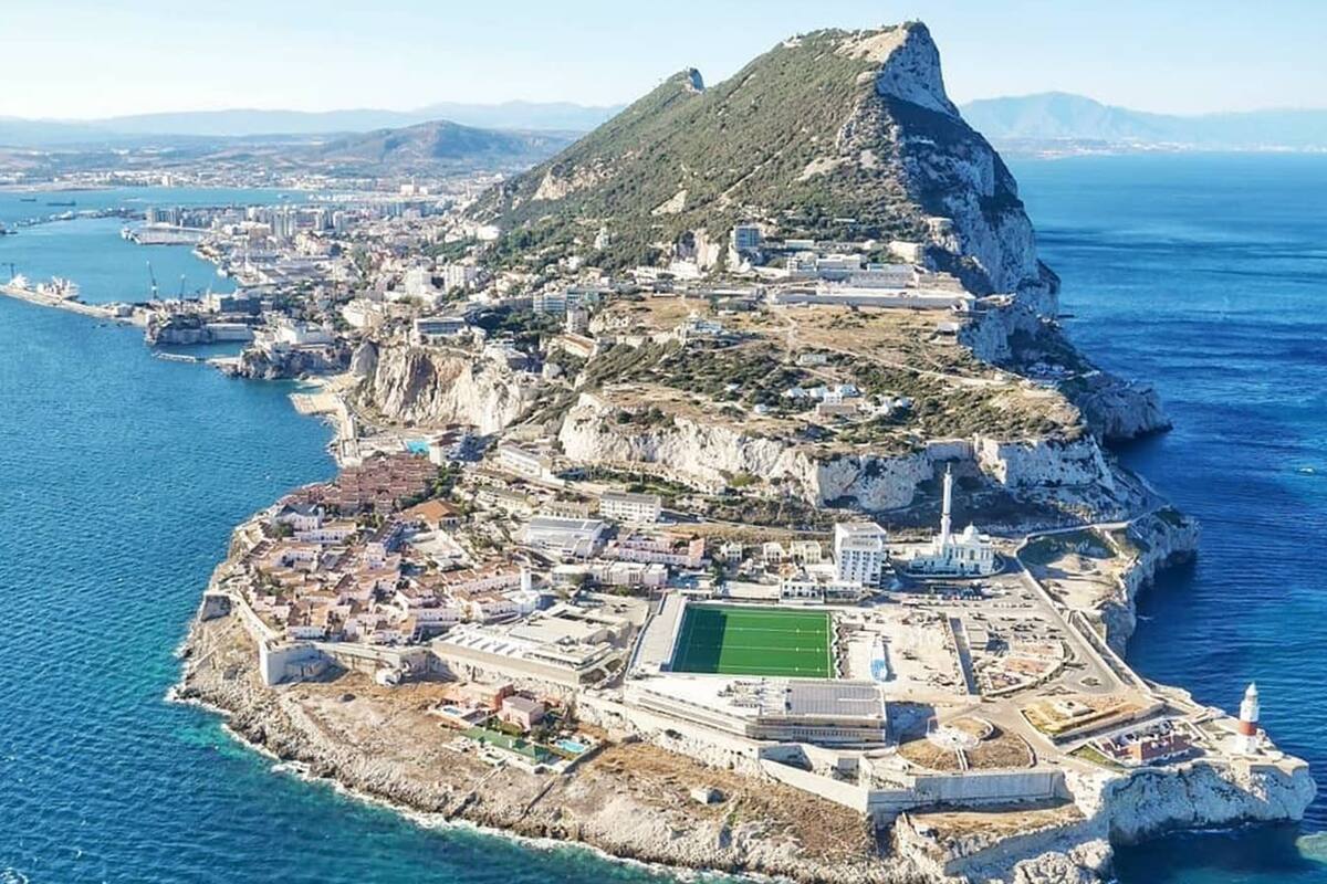 Gibraltar celebra la inmunización de su población, pero apela a la prudencia por su cercanía con España, país que solo ha vacunado al 5,3% de su población