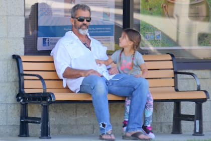 Gibson junto a su hija Lucía en un parque de California
