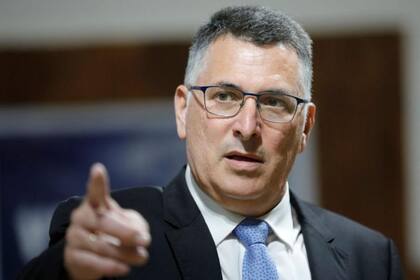 Gideon Saar, antiguo rival político de Netanyahu, se unió a su dividido gobierno de coalición el domingo