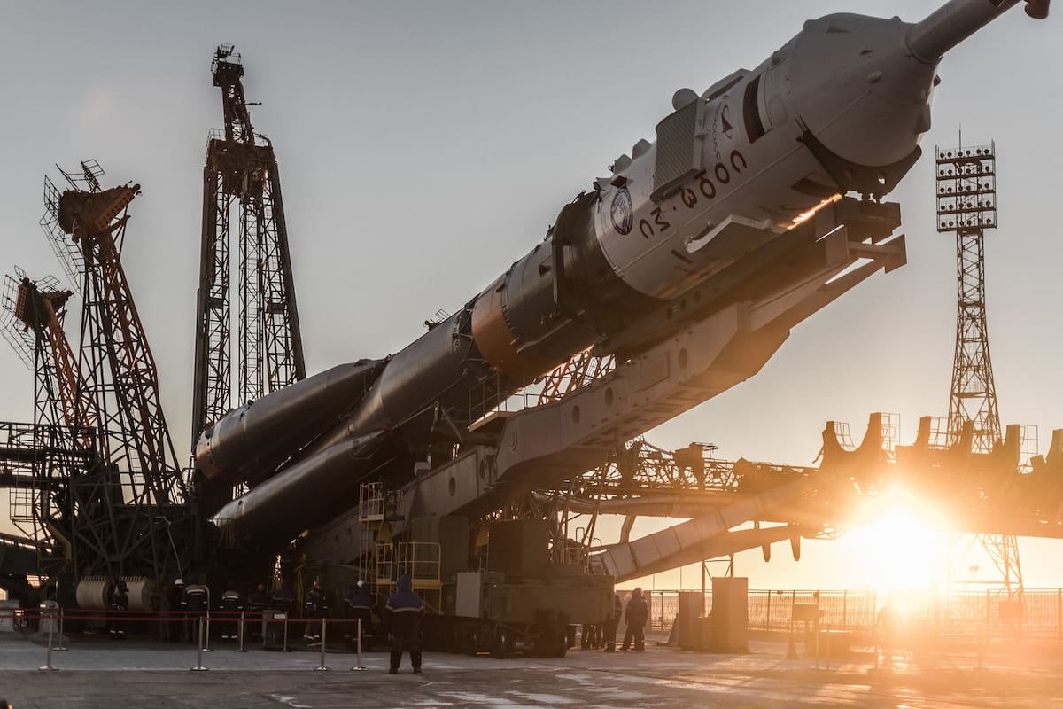Gigante a la espera. Una nave Soyuz comienza a ser instalada en la rampa de lanzamiento