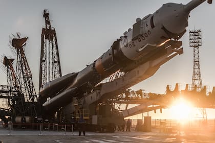 Gigante a la espera. Una nave Soyuz comienza a ser instalada en la rampa de lanzamiento