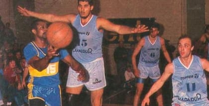 Gigante González, al ataque: el básquet fue su puerta al deporte... luego vino la lucha libre