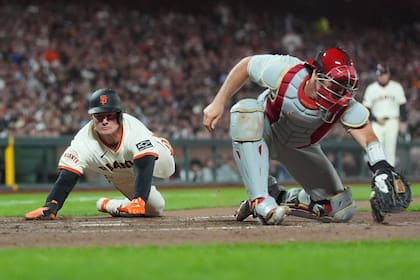 Gigantes anotan dos en la octava entrada y vencen 3-1 a los Filis