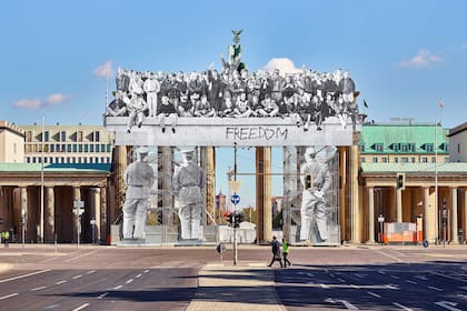Gigantes, La Puerta de Brandeburgo (2018), es parte de una serie de monumentales instalaciones fotográficas sobre andamios creadas in situ