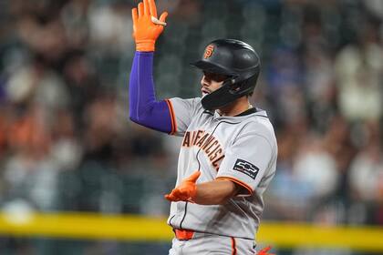 Gigantes remontan de nuevo y vencen 10-7 a Rockies para hilar 7mo triunfo