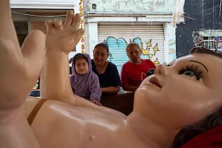 Gigantesca figura del Niño Dios lleva un mensaje de paz al barrio mexicano de Tepito