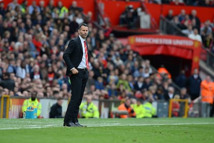 Giggs, de saco y corbata en el Old Trafford
