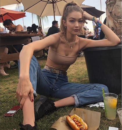 A la vanguardia de las instamodels, Gigi Hadid prefiere los jeans de corte boyfriend y suele lucirlos con crop-tops y zapatillas.
