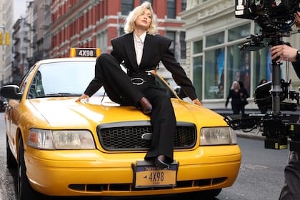 Gigi Hadid, de 28 años, sorprendió a los transeúntes de Nueva York mientras filmaba un elegante comercial de Maybelline. La modelo alterna sus compromisos profesionales con su vida personal y en su agenda siempre hay lugar para viajar y compartir momentos especiales junto a su pareja Bradley Cooper, de 49 años