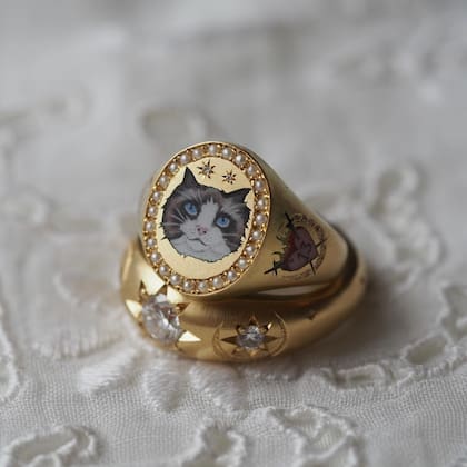 Gigi Hadid sorprende a Taylor Swift con un anillo de oro que contiene el rostro de su gato