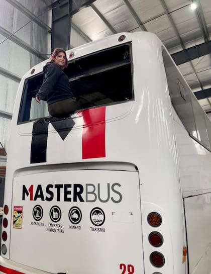 Gigi Motorhomes está trabajando en un nuevo proyecto junto con Master Bus donde desmontaron un micro de dos pisos que en un año planea ser un hotel de lujo.