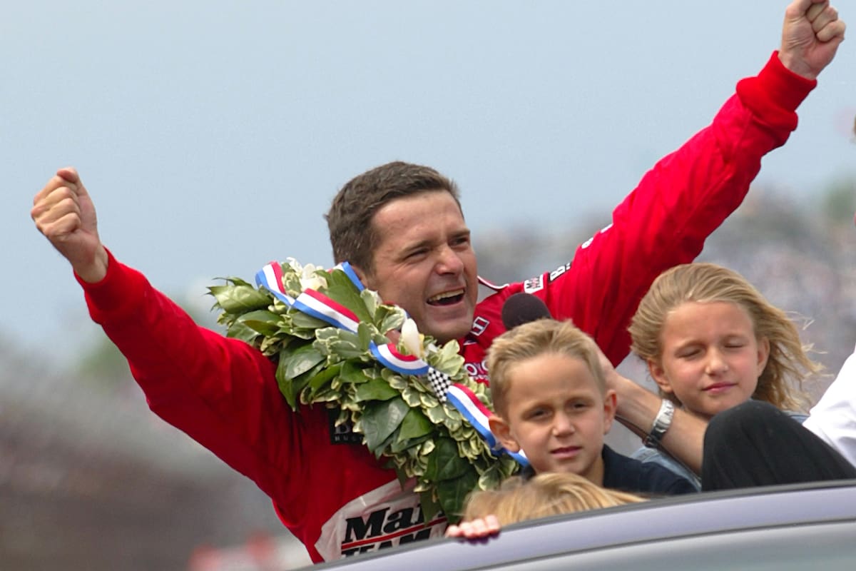 Gil de Ferran celebra la conquista de las 500 Millas de Indianápolis con sus hijos Luke y Anna, en 2003; justamente con Luke estaba compitiendo cuando se descompensó en un circuito de Florida
